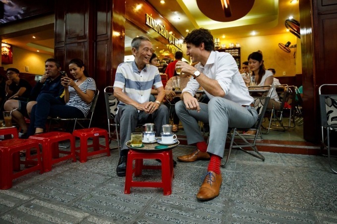 Thủ tướng Trudeau đã dùng cà phê loại Moka Robusta có giá 30.000 đồng một ly và ngồi uống ở vỉa hè, dùng ghế nhựa làm bàn như phong cách phục vụ thường ngày của quán. Ảnh: Facebook Justin Trudeau.