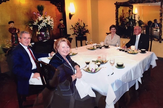 Vợ chồng Tổng thống George W. Bush dùng bữa tối cùng vợ chồng Thủ tướng Australia John Howard. Ảnh: Nhà hàng Tib.