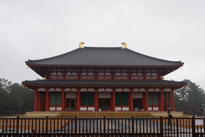 Kofuku-ji từng bị phá hủy rồi phục dựng nhiều lần do chiến tranh và hỏa hoạn. Trong đó, Hội trường Vàng (Golden Hall) được xây lại và hoàn thành năm 2018, là nơi giữ nhiều bảo vật. Chùa được UNESCO công nhận di sản văn hóa thế giới, thường tổ chức những lễ hội quan trọng.