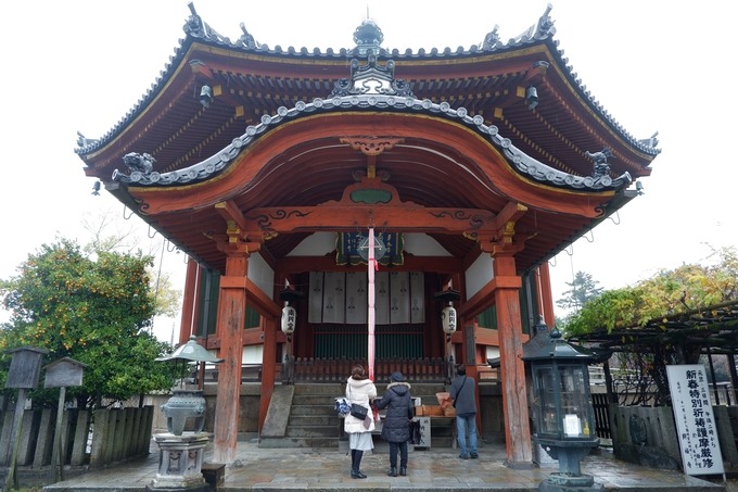 Sau khi thực hiện xong nghi thức chozuya, bạn đến rung chuông cầu nguyện. Nơi này nổi tiếng cầu bình an, sức khỏe... cho gia đình. Là một trong những địa danh du lịch trọng điểm vùng Kansai, công viên nai và chùa Kofuku-ji được các tour du lịch ưa chuộng. Vì thế, bạn nên đi sớm (trước 10h) tránh nhiều đoàn du lịch đến cùng lúc.