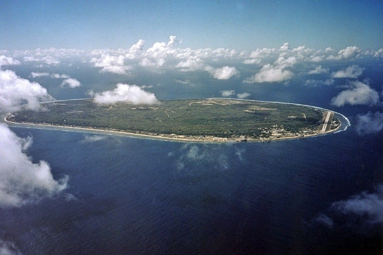 Đảo quốc Nauru nhìn từ trên cao. Đường băng duy nhất của nó nằm ở bên phải. Ảnh: Wondermondo.