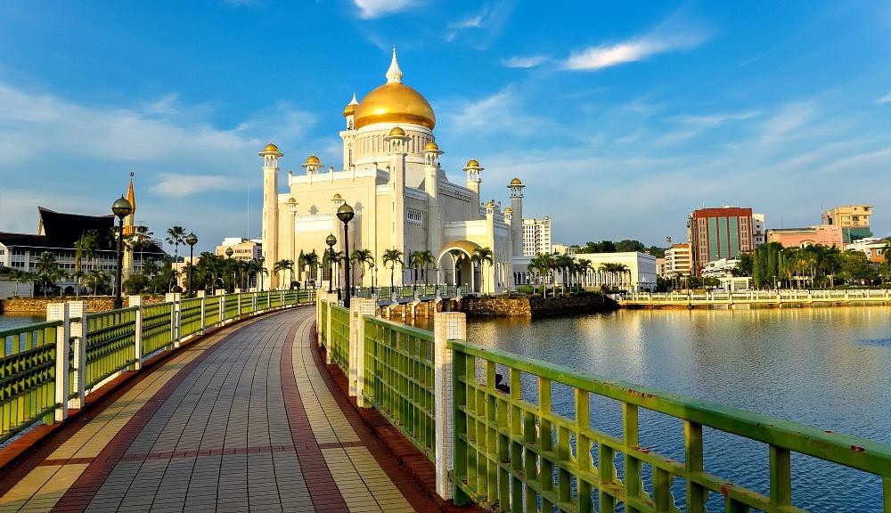Vương quốc Brunei nằm ở khu vực Đông Nam Á. Nơi đây nổi tiếng là quốc gia Hồi giáo giàu có nhờ nguồn tài nguyên dầu mỏ dồi dào. Tại đất nước này, người dân được cấp nhà miễn phí, học sinh đi học không mất tiền, đức vua lo các phúc lợi cho đời sống của nhân dân. Ảnh: Toptour.