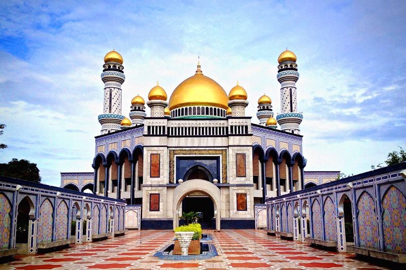 Thánh đường Jame Assr Hassanil Bolikah Mosque được mạ gần 5 tấn vàng trên mái vòm và 29 đỉnh tháp. Hoàng cung Istana Nurul Iman cũng được trang hoàng nguy nga, tráng lệ với nội thất được mạ vàng và kim cương. Nơi đây được xem là một trong những cung điện xa hoa bậc nhất thế giới với tổng chi phí 1,4 tỷ USD. Ảnh: Metrip, Gody.