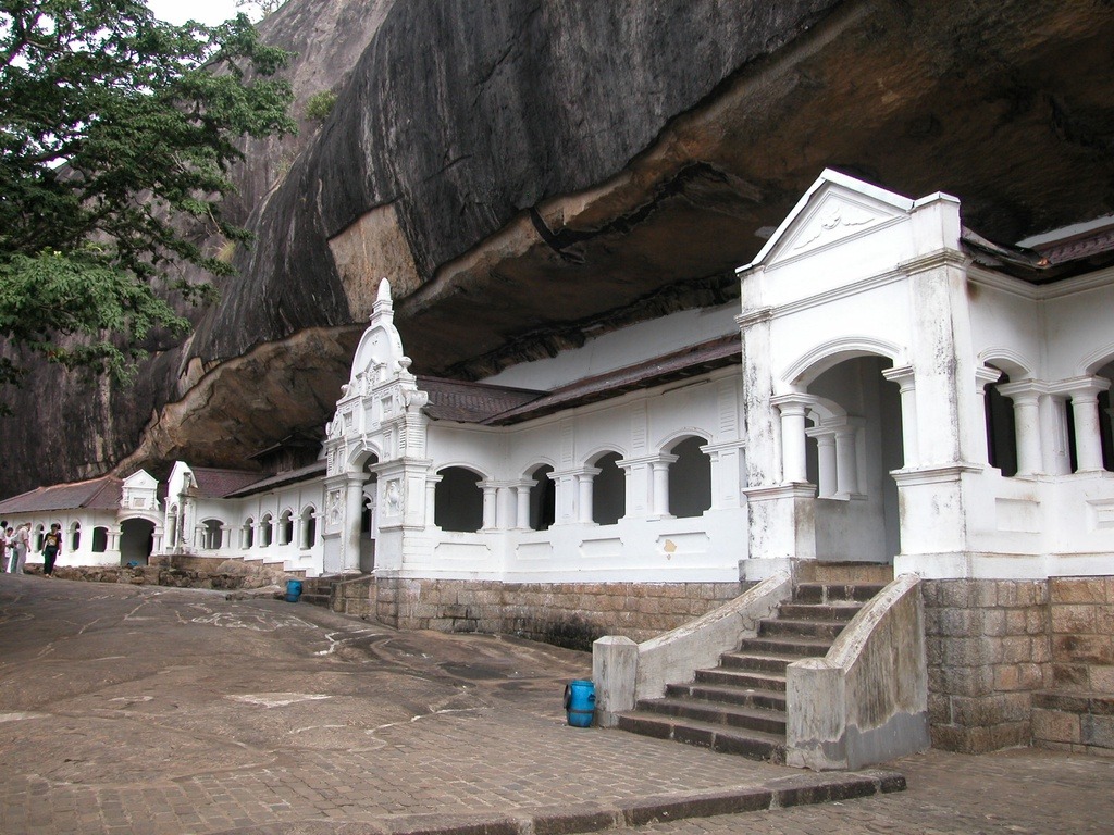Đền thờ hang động Dambulla (còn gọi đền Vàng), nằm cách Colombo, thành phố lớn nhất Sri Lanka, 148 km về phía đông. Nơi đây là quần thể đền thờ hang động lớn và được bảo tồn tốt nhất ở Sri Lanka. Điều mang lại sự nổi tiếng cho Dambulla là các động đền rộng lớn ở phía tây, nằm trên độ cao trên 106 m so với đồng bằng. Ảnh: Vikipedi.