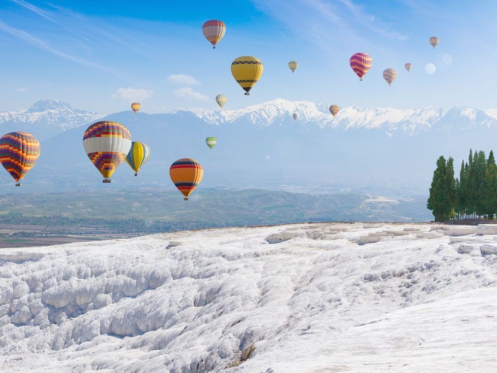 Trượt tuyết: Đây là một trong những hoạt động du khách không thể bỏ lỡ khi đến Thổ Nhĩ Kỳ vào những ngày đông. Từng ngọn núi trong vùng được bao phủ bởi lớp tuyết trắng xóa, dày đặc tạo ra bức tranh thiên nhiên kỳ thú. Ảnh: Cloudfront.