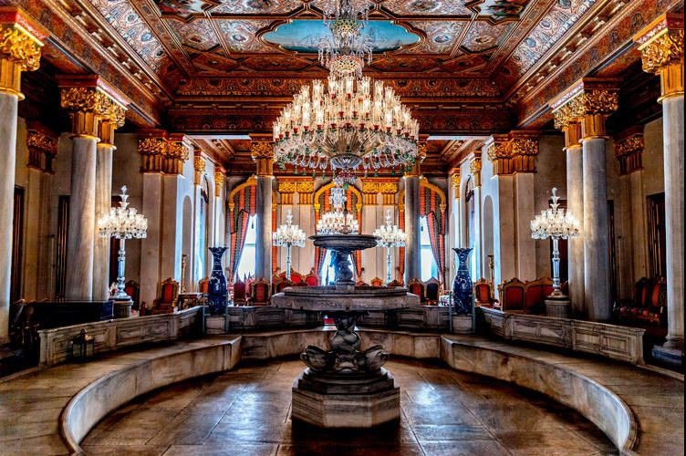 Đây là cung điện lớn nhất Thổ Nhĩ Kỳ, bên trong được trang hoàng lộng lẫy với vàng và pha lê. Bạn có thể chiêm ngưỡng bộ sưu tập đèn chùm Bohemian và Baccarat lạ mắt cùng nhiều căn phòng hoàng gia nguy nga, tráng lệ khác. Ảnh: Peraair.