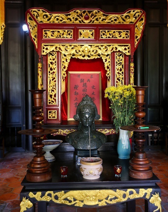 Bàn thờ ông Phạm Đăng Hưng ở vị trí chính giữa. Năm 2018, con cháu dòng họ đặt thêm tượng bán thân Hoàng thái hậu Từ Dũ, người được gọi là bậc mẫu nghi thiên hạ.