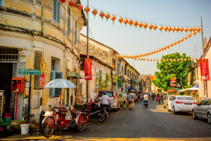 Thành phố của nghệ thuật: Khu phố cổ George Town ở Penang từng là thương cảng lớn của hải trình Trung - Ấn. George Town ngày đó thu hút thương nhân từ châu Âu hay các nước như Trung Quốc, Ấn Độ, Thái Lan… đến giao lưu, mua bán và định cư. Ảnh: Traveltriangle.