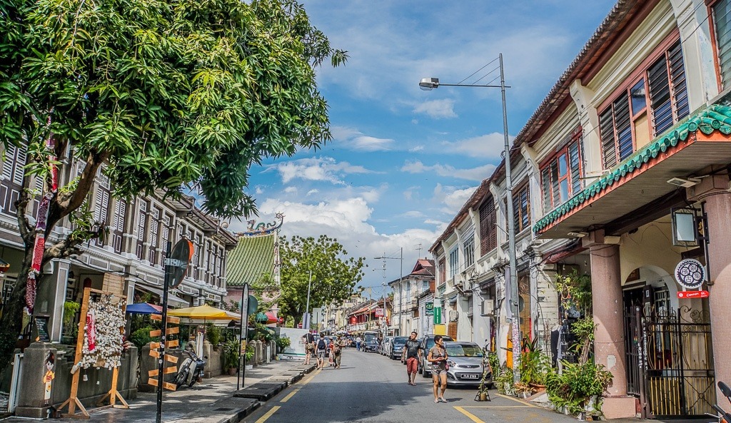 Thành phố của sự đối lập: Penang là một thành phố đầy khác lạ, nơi có sự đối lập giữa văn hóa Á - Âu, giữa cổ kính và hiện đại, giữa náo nhiệt và thanh bình. Ảnh: Jamtraveltour.
