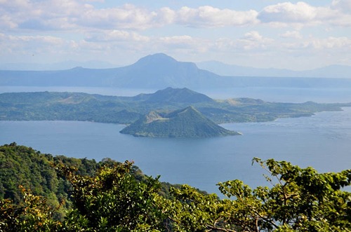 Hồ Taal nhìn từ xa, phía giữa hồ là đảo Núi lửa.