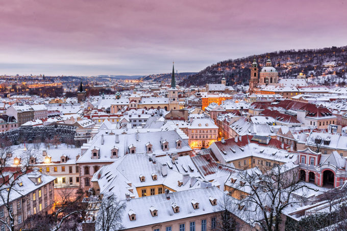 Prague, Cộng hòa Czech  Prague thật sự là một thành phố cổ tích vào mùa đông khi những kiến trúc cổ kính càng tráng lệ hơn dưới màn tuyết dày, đặc biệt là phố cổ, lâu đài Prague, thánh đường St. Vitus, quảng trường Old Town...  Hãy ghé phiên chợ Giáng sinh (hoạt động từ đầu tháng 12 đến đầu tháng 1) và mua vé vào nhà hát Estates, nơi Mozart công chiếu vở opera nổi tiếng Don Giovanni vào năm 1787. Nhà hàng Lokál Dlouhá là một địa chỉ ẩm thực nổi tiếng trong thành phố, với đặc sản svíčková na smetaně (thăn bò hầm sữa và rau củ, ăn kèm bánh mì houskové knedlíky). Ảnh: Northern Hikes.