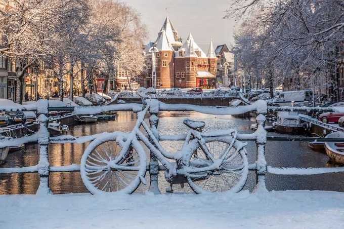 Amsterdam, Hà Lan  Vào mùa đông, những dòng kênh của thủ đô xứ sở cối xay gió sẽ biến thành sân trượt băng tự nhiên - đem đến những trải nghiệm mới lạ cho khách thập phương. Bạn có thể liên tục bắt gặp những kiệt tác nghệ thuật khi đi dạo trong thành phố, từ bảo tàng Van Gogh với bộ sưu tập của danh hoạ này, cách đó vài dãy nhà là bảo tàng Rijksmuseum với những báu vật từ thời kỳ Hoàng Kim (Golden Age) của Hà Lan, cho đến bảo tàng nghệ thuật đương đại Stedelijk... Một địa chỉ ẩm thực đặc sắc là nhà hàng Greetje, với các món ăn truyền thống của người Hà Lan. Ảnh: Get Your Guide.