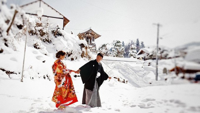 Nagano, Nhật Bản  Là thành phố từng đăng cai Thế vận hội mùa đông, Nagano là điểm xuất phát tuyệt vời để du khách khám phá các khu nghỉ dưỡng trượt tuyết gần đó. Suối nước nóng tại những vùng ngoại ô là nơi tuyệt vời để thư giãn sau khi bạn dành cả ngày trượt tuyết. Bạn có thể ghé thăm đền Zenkō-ji, ngôi đền gỗ lớn thứ 3 tại Nhật Bản được xây dựng vào thế kỷ thứ 7, hay tham quan Bảo tàng văn hóa dân gian Togakushi Minzoku-kan - nơi đào tạo ninja thời xưa. Đừng quên đến nhà hàng Fujiki-an nổi tiếng với món mì soba gia truyền từ năm 1827. Ảnh: The Wedding Notebook