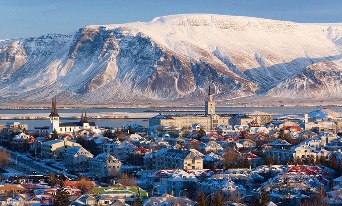 Reykjavík, Iceland  Là một trong những thành phố lạnh nhất châu Âu, thủ đô Reykjavík lại có rất nhiều suối nước nóng tự nhiên tại khu phố Nauthólsvík, nơi bạn có thể thoải mái ngâm mình dưới trời tuyết rơi. Du khách có thể trải nghiệm các môn thể thao mùa đông hoặc trượt băng trên mặt hồ Tjörnin, tham gia Lễ hội Ánh sáng mùa đông vào tháng 2 hàng năm... Bạn đừng quên ăn thử bánh mì lúa mạch đen nướng dưới lòng đất rúgbrauð, đặc sản bán tại nhiều quán cà phê trong thành phố. Ảnh: National Geographic.