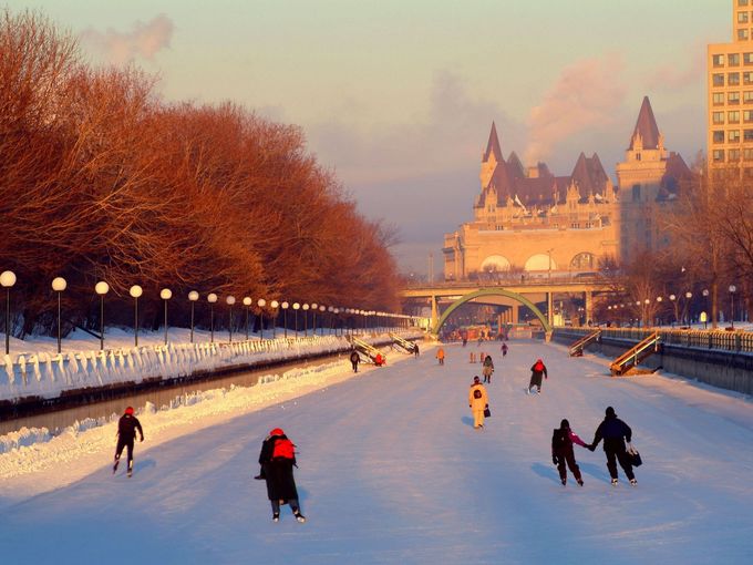 Ottawa, Canada  Winterlude là một trong những lễ hội mùa đông lớn và nổi tiếng nhất thế giới, với những công trình điêu khắc bằng băng, hòa nhạc ngoài trời và các khóa học trượt băng. Một trong những điều tuyệt vời nhất của thành phố vào đông là Rideau Canal Skateway, cung đường trượt băng cho người dân đi học, đi làm. Hãy thưởng thức những món ăn truyền thống của Canada tại nhà hàng Restauran 18. Ảnh: Skyscanner.