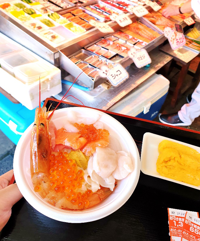 Thưởng thức hương vị biển khơi: Nếu hàu không phải là món yêu thích của bạn, đừng lo lắng vì mùa đông cũng là thời điểm tốt nhất để thưởng thức những sản vật đánh bắt từ biển khơi như cua tuyết và fugu (cá nóc). Bên cạnh kaisendon (cơm hải sản) được bày bán rộng rãi, du khách có thể thử nokkedon - món cơm hải sản tự chọn ở tỉnh Aomori. Đầu tiên, bạn mua một xấp 5 hoặc 10 phiếu, với mỗi phiếu sẽ được chọn một loại topping và bạn sẽ có được tô cơm chứa tất cả các loại hải sản yêu thích.