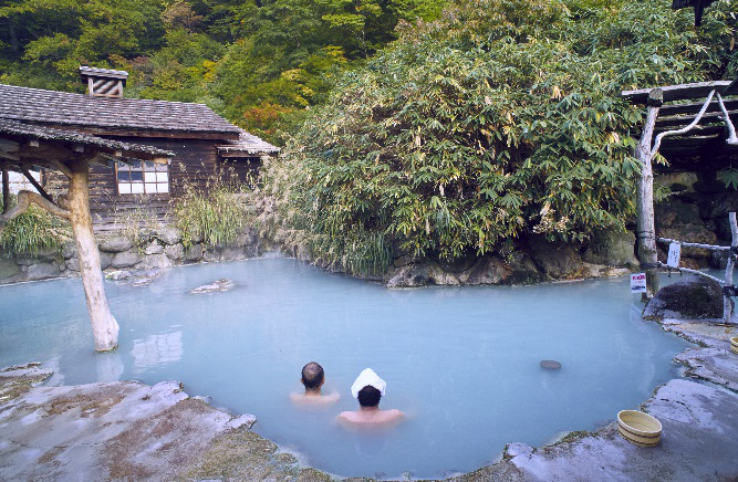 Điểm thứ hai thích hợp cho trải nghiệm tắm suối nước nóng là Nyuto onsen. Nằm ẩn sâu trong núi, Nyuto onsen tách biệt hoàn toàn với thế giới bên ngoài nhưng có phòng tắm lộ thiên rất tuyệt vời. Bạn có thể đi xe buýt 50 phút từ ga JR Tazawako (tuyến Akita Shinkansen và tuyến JR Tazawako).