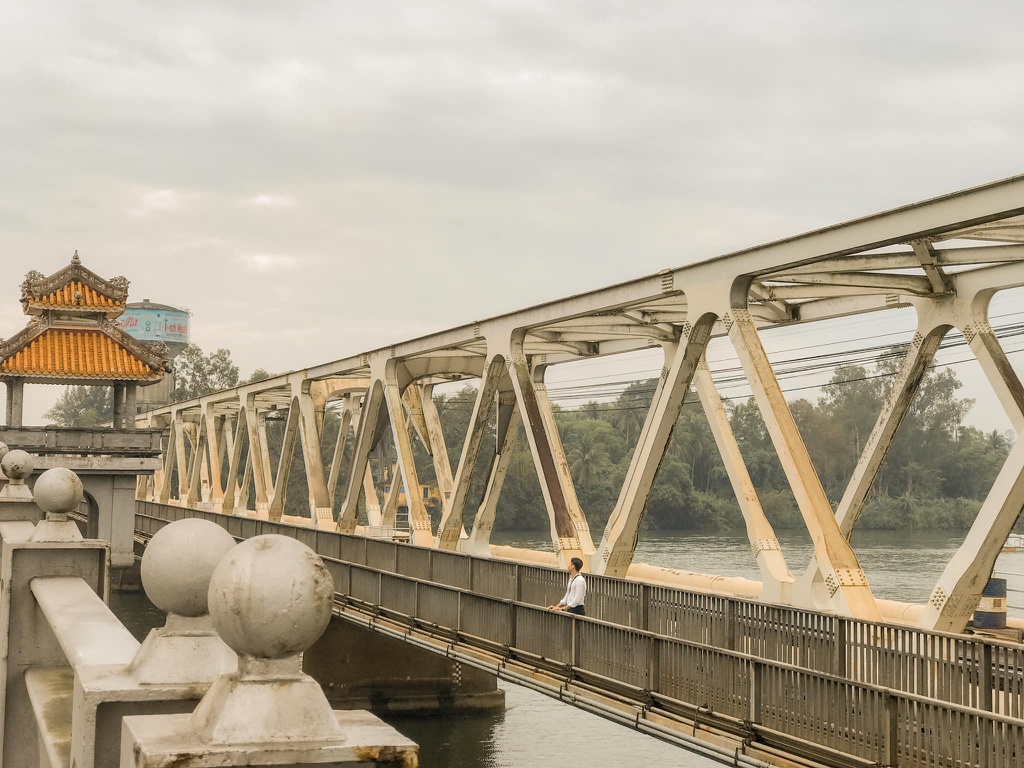Cây cầu sắt bắc qua sông Hương, nơi in dấu những nỗi buồn thời trẻ của Ngạn cũng là góc check-in cực 