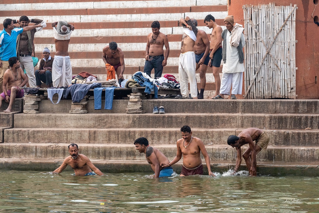 Dọc hai bên bờ sông là nơi người dân địa phương sinh hoạt và hỏa táng người đã khuất. Sông Hằng chảy từ Bắc xuống Nam. Riêng tại Varanasi, sông Hằng chảy từ phía nam tới phía bắc, về nơi đầu nguồn Himalaya. Vì vậy, rất nhiều người Hindu tin rằng trên mảnh đất Varanasi này, sông Hằng chảy hướng lên thiên đàng.
