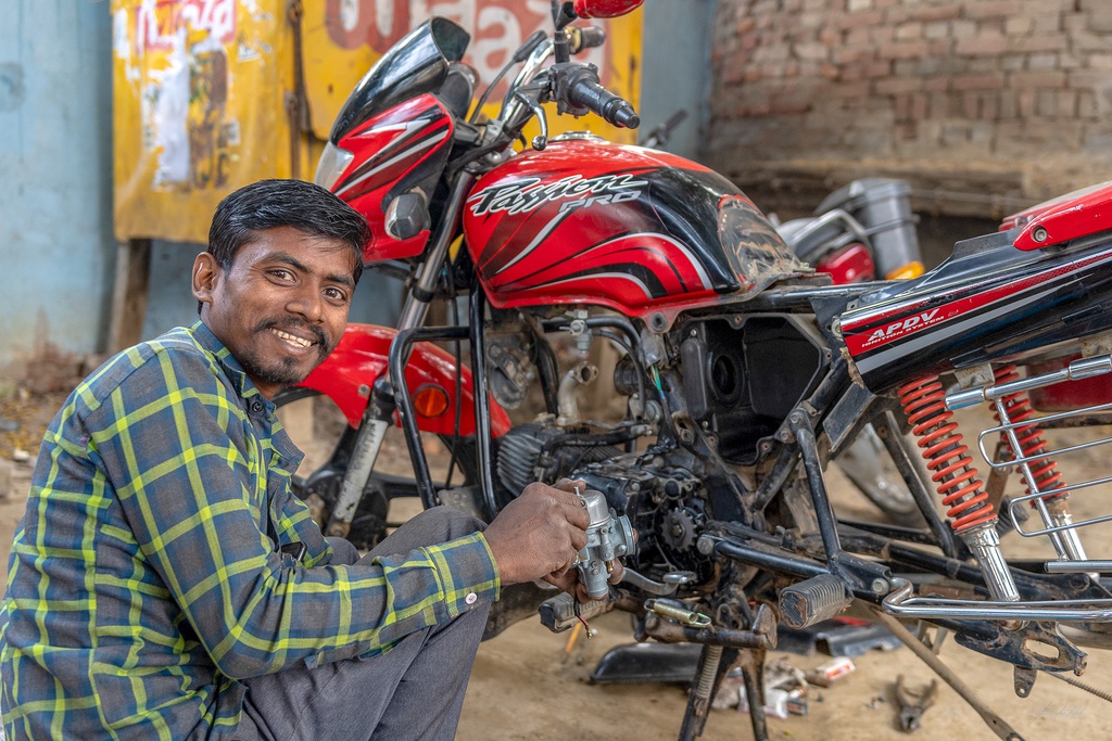 Ngoài sông Hằng, trên đường phố Varanasi cũng có nhiều hình ảnh đời thường thú vị khiến du khách muốn lang thang khám phá. Trong ảnh là một người thợ sửa xe máy. Tại Ấn Độ, đây là phương tiện được dùng nhiều không kém so với nhiều quốc gia khác.