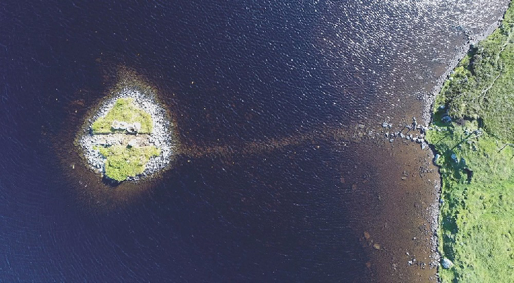 Eilean Dòmhnuill, ở Bắc Uist, Scotland, được xem là hòn đảo đầu tiên xây dựng, từ 3200 đến 2800 TCN. Ảnh: F. Sturt.