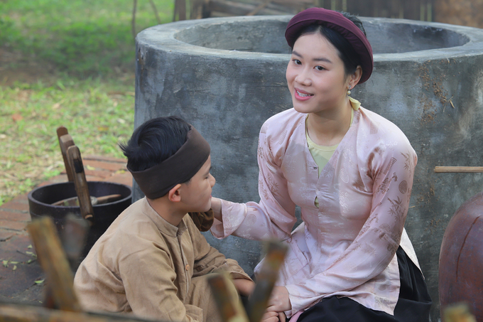 Giếng nước được xây phục vụ cho các phân cảnh sinh hoạt nấu ăn, giặt quần áo... Trong ảnh, diễn viên Hoàng Phượng đóng vai bà Trần Thị Tần (mẹ Nguyễn Du) thực hiện một cảnh quay với con trai ngày bé.