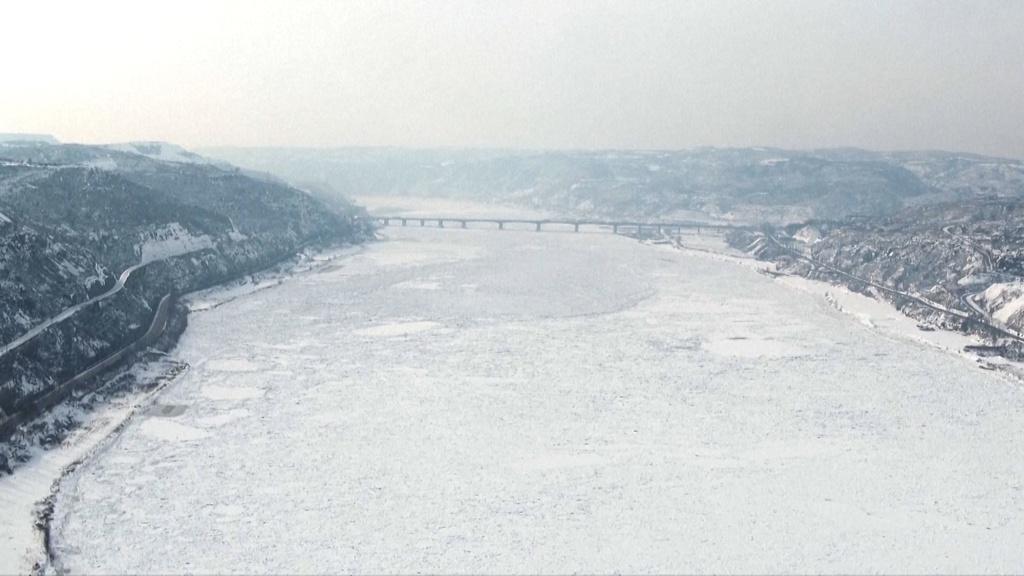 Đoạn sông Hoàng Hà chảy qua huyện Hà Khúc (phía bắc tỉnh Sơn Tây) cũng bước vào thời kỳ đóng băng. Nơi đây có số lượng lớn khúc quanh và sự thay đổi thời tiết nhanh chóng. Băng trôi bắt đầu xuất hiện trên đoạn sông Hà Khúc ngày 5/12 và đóng băng từ 11/12. Kể từ ngày 8/1, 20 km đã đóng băng và băng dày khoảng 30 cm.