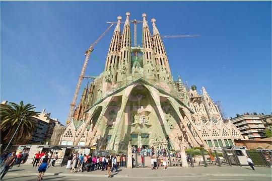 Kiến trúc ấn tượng và độ dài khó tin về thời gian xây dựng đã tạo nên điểm nhấn cho nhà thờ Sagrada Família - Ảnh: media-cdn.tripadvisor