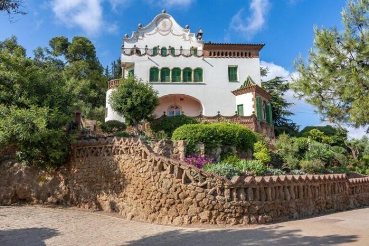 Đến Park Güell để “gặp gỡ” hình bóng của kiến trúc sư huyền thoại Antoni Gaudí – Ảnh: Fotokon/Shutterstock