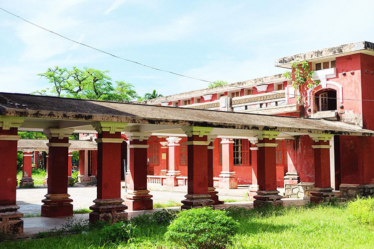 Các khu nhà nối nhau bằng lối đi có mái che với hàng cột đỡ thường thấy ở các công trình Pháp xây tại Việt Nam. Ảnh: Nguyễn Hoàng Hà