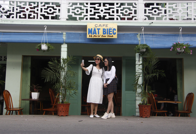 Căn nhà mà Hà Lan ở để đi học khi rời làng Đo Đo nằm tại phố cổ Bao Vinh được chủ nhà thiết kế thành quán cà phê mang tên phim. Trong nhà, hình ảnh về đoàn làm phim, Ngạn và Hà Lan được treo trang trí trên các bức tường
