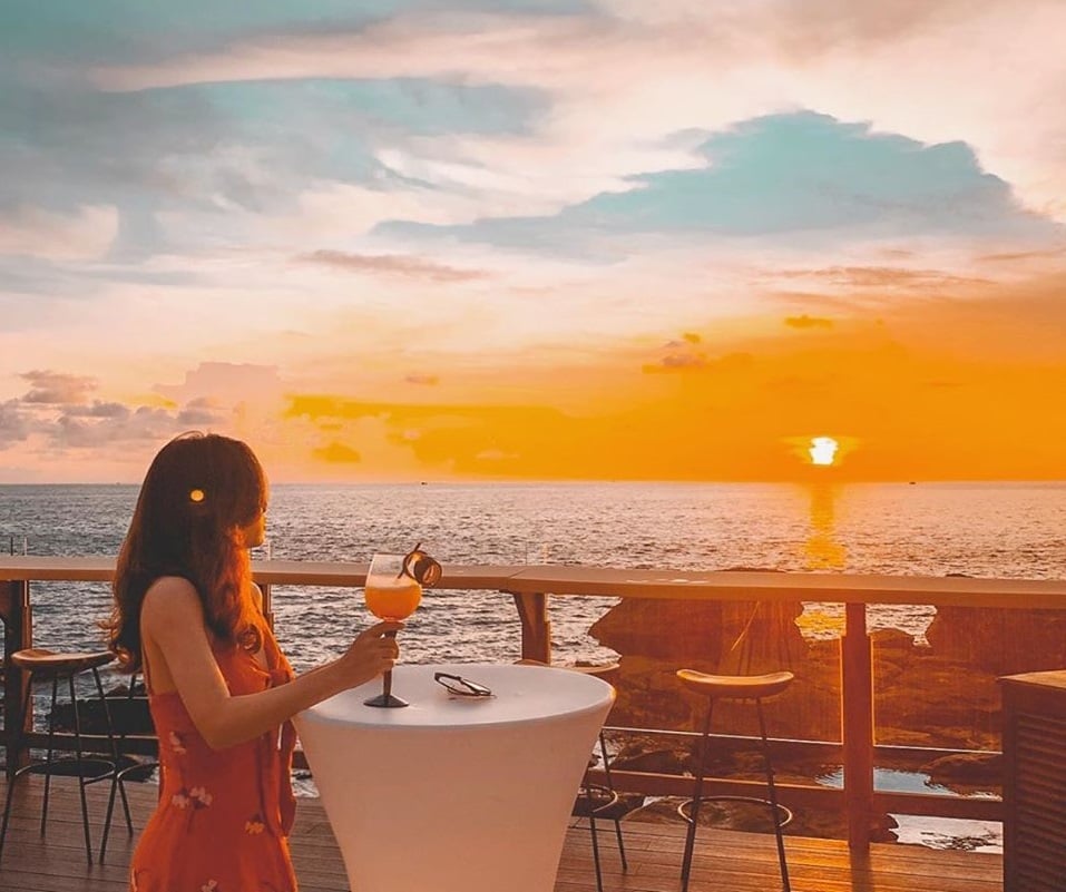 Quán bar Phú Quốc view biển: Nếu bạn yêu thích không gian sang trọng, thưởng thức cocktail ngắm nhìn đại dương xanh biếc, thì quán bar Phú Quốc view biển chính là lựa chọn tuyệt vời. Với không gian mở tuyệt đẹp, thiết kế sang trọng, sẽ là nơi lý tưởng để bạn tận hưởng những giây phút thư giãn sau những ngày bận rộn.