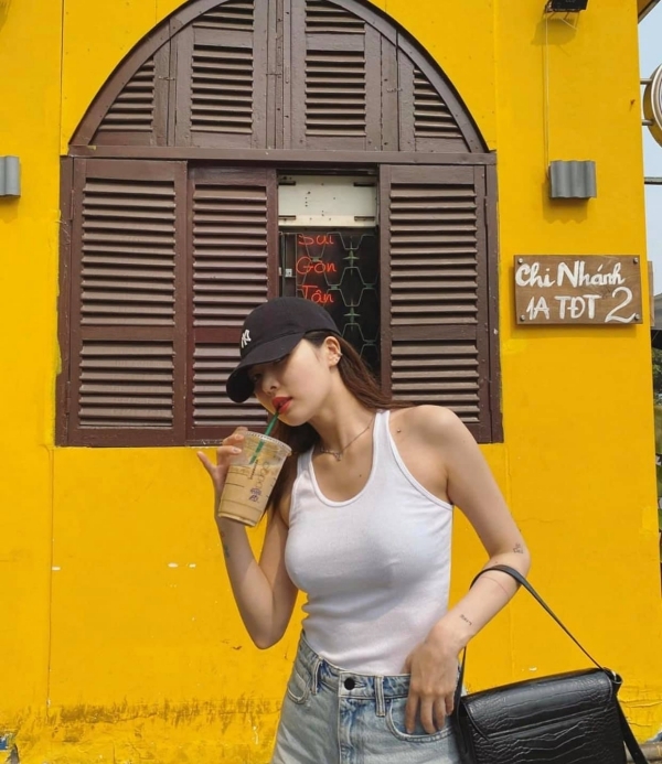 Ngày 11/1, HyunAh - cựu thành viên nhóm 4Minute Hàn Quốc - diễn một chương trình ca nhạc ở Sài Gòn. Nhân dịp này, cô diện đồ đơn giản, tranh thủ check-in tiệm cà phê gần khách sạn.