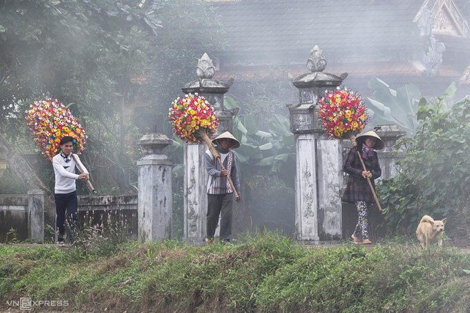 Người dân chở hoa giấy ra chợ từ sáng sớm. Nhiếp ảnh gia Nguyễn Văn Trực (Huế) chia sẻ, thông qua bộ ảnh, anh muốn giới thiệu một nét văn hóa địa phương, đồng thời mong muốn nghề truyền thống này được nhân rộng và gìn giữ.