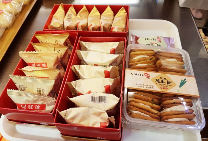 Nếu mua số lượng nhiều, bạn có thể đánh dấu vào tờ giấy đặt hàng của tiệm, sau đó đưa cho nhân viên. Bánh sẽ được giao ở quầy thu ngân. Ngoài mua trực tiếp, bạn cũng có thể đặt qua ứng dụng để nhận bánh tại sân bay Taoyuan hoặc Songshan.