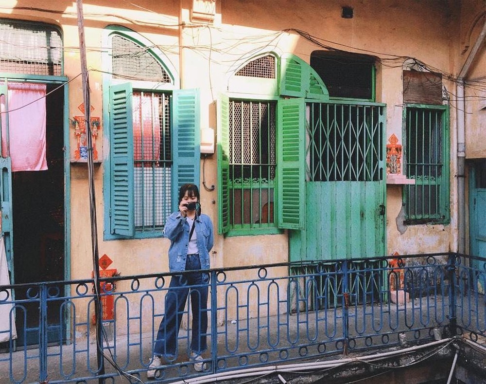Giữa không gian thoáng đãng mát mẻ, nhà cửa cổ kính và màu sắc nổi bật, bạn có thể thỏa thích tạo dáng, mang về cho mình bộ ảnh đặc biệt, mang chất riêng của Sài Gòn xưa cũ.