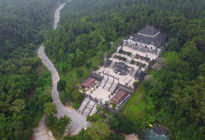 Lăng vua Khải Định nằm ở triền núi Châu Chữ thuộc xã Thủy Bằng, thị xã Hương Thủy là nơi an nghỉ của vua Khải Định (1885 -1925). Lăng được khởi công xây dựng vào năm 1920, 11 năm sau mới hoàn thành với kiến trúc như ngày nay.