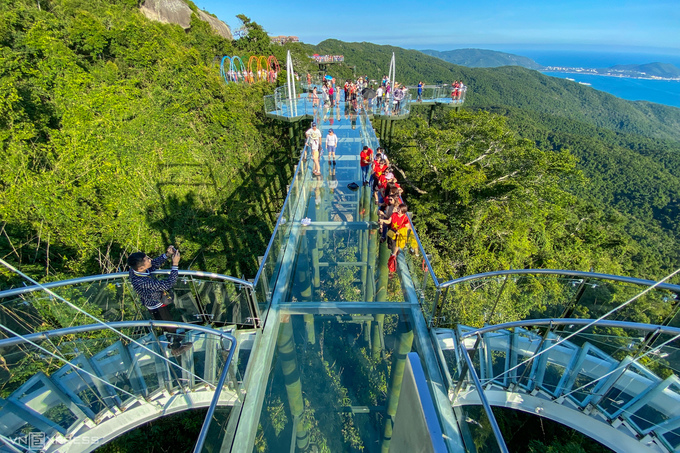 Ngắm cảnh biển từ cầu kính cao 450 m  Năm ngoái, thành phố Tam Á mở cửa cho công chúng tới tham quan cây cầu kính bắc qua những ngọn đồi của Công viên rừng nhiệt đới vịnh Yalong Paradise. Trên cầu có một số sàn quan sát hình tròn, nhô ra khỏi sườn núi ở độ cao 450 m. Độ dài của cầu là 400 m. Đáy cầu được làm từ ba lớp kính, mỗi lớp có độ dày ba cm.
