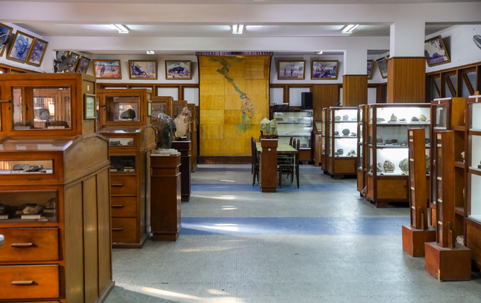 Bảo tàng gồm ba tầng với tổng diện tích khoảng 300 m2, hiện lưu trữ 13.000 mẫu vật và trưng bày thường xuyên 3.000 mẫu. Mỗi tầng trưng bày một chuyên đề riêng như về địa chất, khoáng vật, cổ sinh, đá quý...