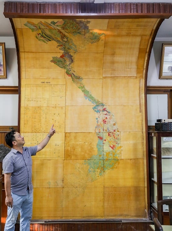 Ở tầng trệt nổi bật là tấm bản đồ địa chất Việt Nam, tỷ lệ 1:500.000 được vẽ năm 1988. "Tấm bản đồ này do các nhà khoa học mất nhiều năm nghiên cứu mới hoàn thiện, được chú thích rõ ràng, có ý nghĩa với những nguời làm công tác về địa chất", ông Lê Quốc Thành (50 tuổi) - phụ trách bảo tàng cho biết.
