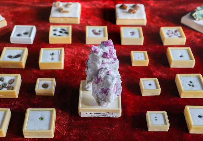 Các loại đá quý như thạch anh, cẩm thạch, ruby, sapphire, topaz... với nhiều hình dáng, kích thước... thể hiện sự phong phú của địa chất Việt Nam.