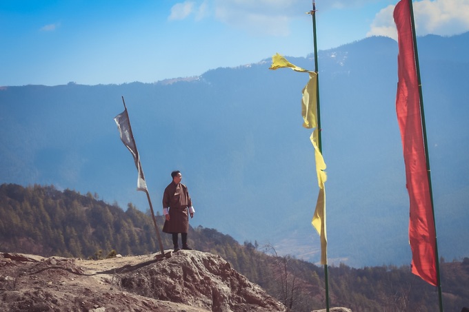Nguyễn Nhất Vũ (ảnh) vừa có chuyến du xuân 5 ngày ở "đất nước hạnh phúc nhất thế giới" Bhutan. Đây là chuyến đi thứ 5 của anh tới dãy núi cao nhất thế giới Himalaya. Trước đó, Nhất Vũ đã trekking 2 tuần ở Himalaya thuộc Nepal, 14 ngày khám phá Bắc Ấn với những con đèo cao nhất thế giới, cắm trại tại Trại nền Everest cao 5.350 m ở Tây Tạng và sống những ngày mùa thu ở Pakistan. Tuy nhiên với anh, Bhutan lại là một trải nghiệm hoàn toàn khác. Ở đây, vạn vật đều bình yên, từ cây cỏ, nhà cửa đến con người.  Ngày đầu tiên (27/1), sau khi máy bay hạ cánh ở sân bay Paro, anh Vũ di chuyển tới thủ đô Thimphu, cách khoảng 50 km để nghỉ ngơi. Ngày hôm sau, anh dành thời gian khám phá thành phố này.