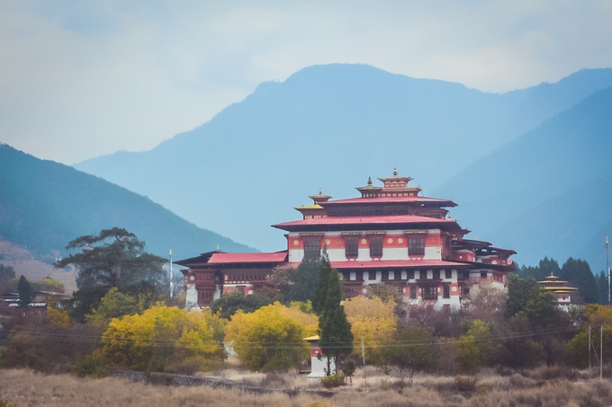 Ngày 2, từ Thimphu, Nhất Vũ tiếp tục hành trình tới cố đô Punakha, điểm đến không nên bỏ lỡ ở Bhutan, cách thủ đô Thimphu gần 3 giờ xe. Nơi đây từng là thủ đô của quốc gia này cho đến năm 1955. Với khí hậu ấm áp, Punakha là điểm đến thích hợp dành cho du khách muốn tìm hiểu Bhutan cổ kính.  Trên ảnh là cung điện Hạnh phúc Punakha Dzong, nơi sinh hoạt trước đây của hoàng gia và những vị cao tăng vào mùa đông. Cung điện cũng là nơi tổ chức đám cưới của đức vua vào năm 2011.