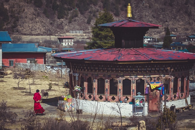 Ngày thứ 3, Nhất Vũ quay lại Paro, tiếp tục hành trình tại thị trấn thung lũng với nhiều điểm đến linh thiêng và các tòa nhà lịch sử. Trong ảnh là Kyichu Lhakhang, một trong những ngôi đền cổ và đẹp nhất của Bhutan. Nhà nguyện chính ở đây có nguồn gốc từ thế kỷ 7.