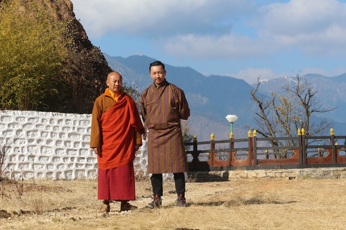 Anh được tiếp đón tại Học viện Phật giáo Bhutan.