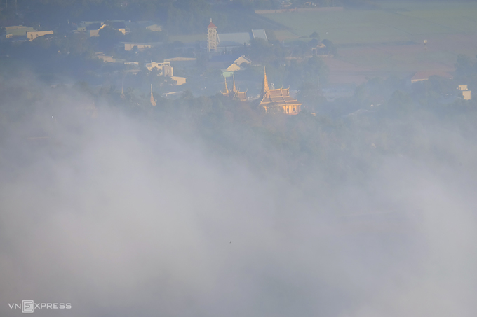Chùa Tà Pạ ẩn hiện trong mây, một trong những điểm tham quan phổ biến của khách du lịch khi tới vùng đất này. Ngôi chùa Phật giáo Khmer nằm gần đỉnh núi, mang bầu không khí thanh bình. Ảnh: Nguyễn Đức.