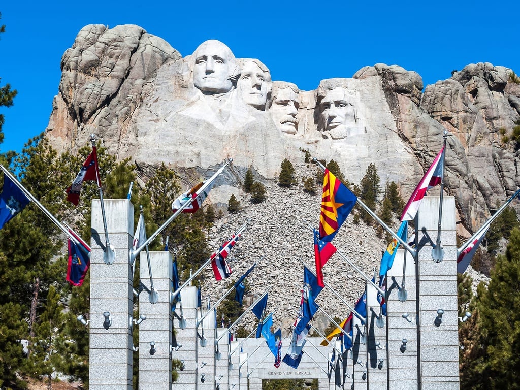 Bên cạnh tượng Nữ thần Tự do và Nhà Trắng, núi Rushmore cũng là một trong những biểu tượng hàng đầu của Mỹ. Từ năm 1927 đến 1941, nhà thiết kế Gutzon Borglum giám sát việc điêu khắc khuôn mặt của 4 tổng thống George Washington, Thomas Jefferson, Teddy Roosevelt và Abraham Lincoln vào sườn núi Rushmore trong rừng quốc gia Black Hills của Nam Dakota.