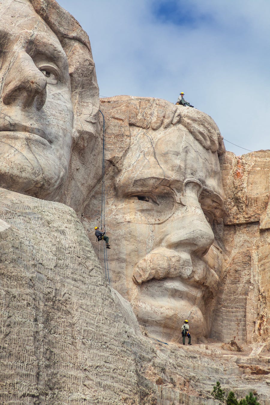 Khuôn mặt của Tổng thống Thomas Jefferson ban đầu được thiết kế ở bên phải của Tổng thống Washington. Sau đó, các công nhân thấy rằng hòn đá bên phải Washington quá yếu để điêu khắc, vì vậy họ buộc phải di chuyển tượng Thomas Jefferson sang bên trái. Mỗi bức tượng đầu tổng thống Mỹ trên núi Rushmore cao 18 m với mũi cao khoảng 6,4 m, mắt rộng 3,4 m và miệng rộng 5,5 m. Roosevelt nổi tiếng với hình ảnh đeo kính, vì vậy, Borglum đã đưa chi tiết này vào tác phẩm điêu khắc.
