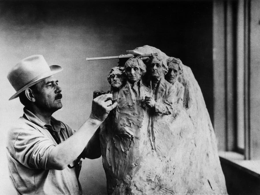 Công trình điêu khắc trên núi Rushmore thực sự còn dang dở. Thiết kế ban đầu của tác phẩm bao gồm cả phần cơ thể của các vị tổng thống. Kiến trúc sư Borglum qua đời trước khi dự án hoàn thành và nguồn tài trợ cạn kiệt, vì vậy chỉ có phần đầu của mỗi tổng thống được chạm khắc.