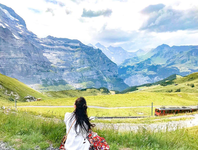 Hầu hết những phân cảnh thiên nhiên xinh đẹp đều nằm quanh thị trấn Interlaken, miền Trung Thuỵ Sĩ. Interlaken nổi tiếng là địa điểm du lịch tại Thuỵ Sĩ, thị trấn nhỏ xinh không có nhiều điểm tham quan độc đáo nhưng lại là nơi dừng chân hợp lý nhất để bạn có thể di chuyển đến những ngôi làng trên núi gần đấy và là cửa ngõ đến đỉnh Jungfraujoch - nóc nhà châu Âu.
